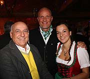 Angermaer Chef Dr. Axel Munz, Nachtkantinen-Wirt Alexander Baehr, Julia Baehr beim Eröffnungsabend der Knödel Alm am 30.10.2017 (©Foto: Martin Schmitz)